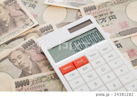 電卓と一万円　金融イメージ 24381282