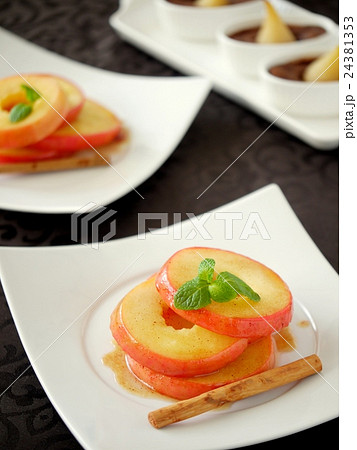 りんごのソテーと洋なしのチョコフラン　（ハイアングル） 24381353