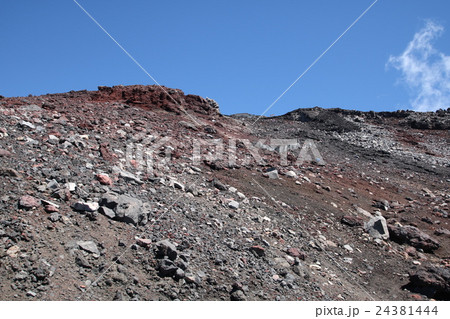 富士登山富士宮ルート九合目より山頂の鳥居を見る 24381444