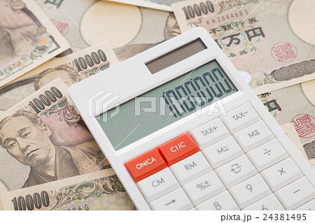 電卓と一万円 金融イメージ 電卓と一万円 金融イメージ 24381495