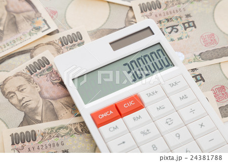 電卓と一万円　金融イメージ 24381788