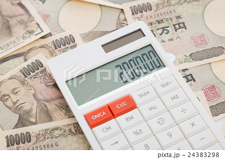 電卓と一万円　金融イメージ 24383298
