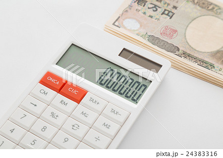 電卓と一万円 金融イメージ 電卓と一万円 金融イメージ 24383316