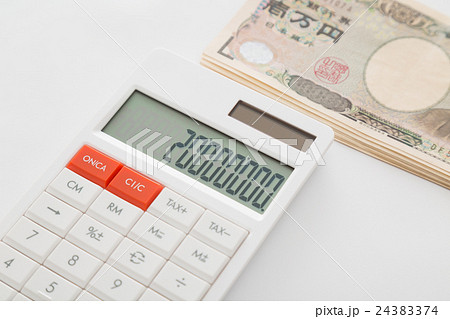 電卓と一万円　金融イメージ 24383374