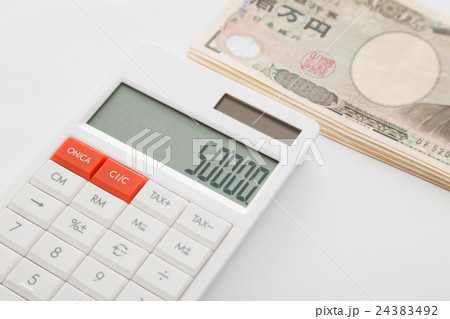 電卓と一万円　金融イメージ 24383492