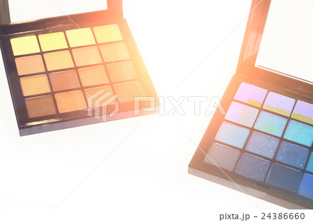 Make-up eye shadows with light leak Make-up eye shadows with light leak 24386660