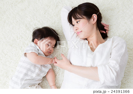 赤ちゃんとお母さん 赤ちゃんとお母さん 24391366
