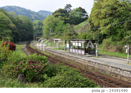 ｓｌの到着を待つ ひなびた田舎の駅の写真素材