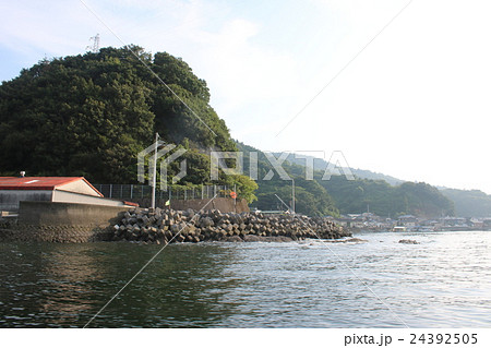 宇和海の岸壁を海から撮影 24392505