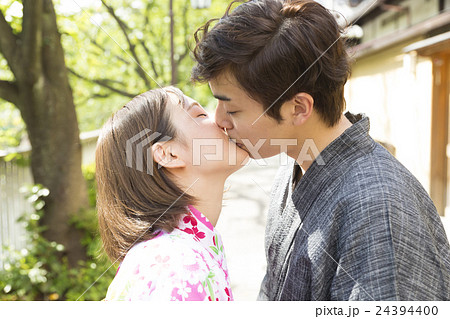 男女 カップル キス 口づけ 愛 浴衣 和服 背景緑の写真素材