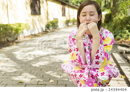 浴衣 着物 女性 ポートレート 全身 緑 屋外 外 しゃがんで考え込むの写真素材