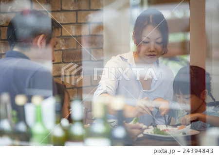 カフェでランチを食べる家族/撮影協力_淡路町カフェ カプチェットロッソ 24394843