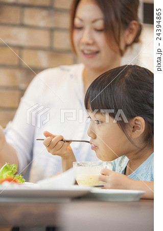 カフェでランチを食べる家族/撮影協力_淡路町カフェ カプチェットロッソ 24394865
