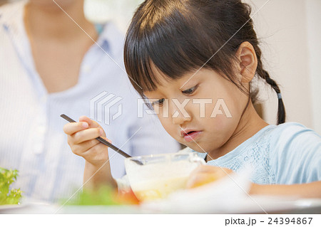 カフェでランチを食べる家族/撮影協力_淡路町カフェ カプチェットロッソ 24394867