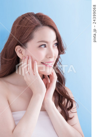 Beauty woman look something 24399068