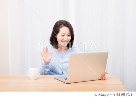 女性パソコンイメージ 24399713