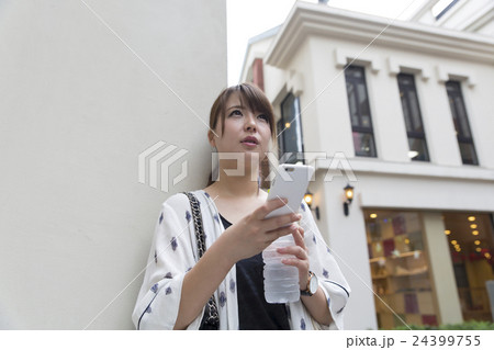 女性　スマホ　屋外　外　原宿　裏原宿　ローアングル 24399755