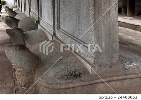 ハノイの文廟の進士題名碑を乗せた亀趺(亀の形をした石台) ハノイの文廟の進士題名碑を乗せた亀趺(亀の形をした石台) 24400063