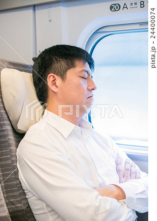新幹線の車内で眠る男性 24400074