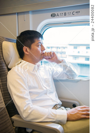 新幹線の車内で寛ぐ男性 新幹線の車内で寛ぐ男性 24400082