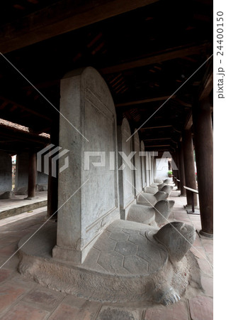 ハノイの文廟の進士題名碑を乗せた亀趺(亀の形をした石台) ハノイの文廟の進士題名碑を乗せた亀趺(亀の形をした石台) 24400150