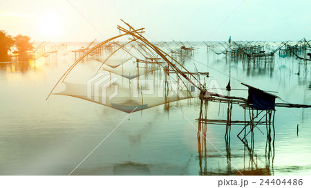 fishing method using a bamboo square dip net 24404486