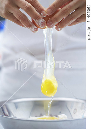 卵を割る手の写真素材
