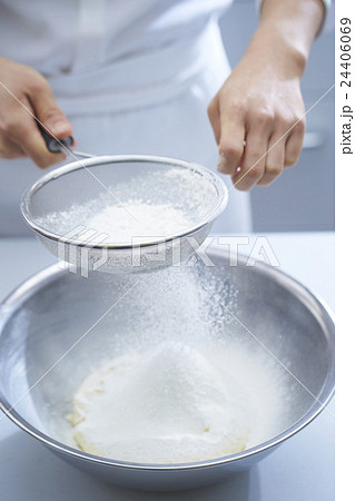 小麦粉をふるいにかける手 小麦粉をふるいにかける手 24406069