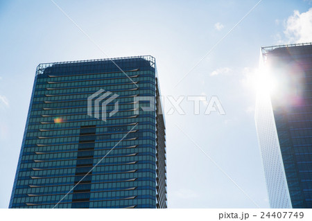 爽やかな空と都会のビル 24407749
