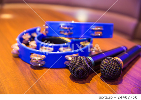 カラオケのマイクとタンバリン カラオケのマイクとタンバリン 24407750
