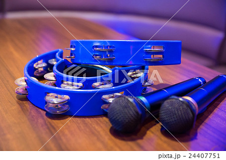 カラオケのマイクとタンバリン 24407751