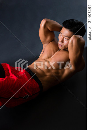 筋トレに励む男性 筋トレに励む男性 24408194