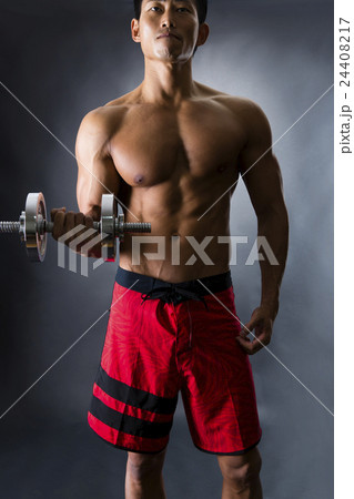 筋トレに励む男性 24408217