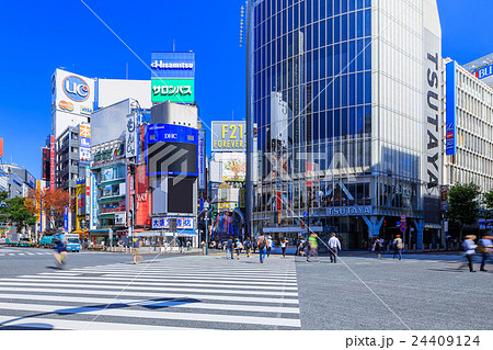 東京 渋谷駅 スクランブル交差点の風景の写真素材