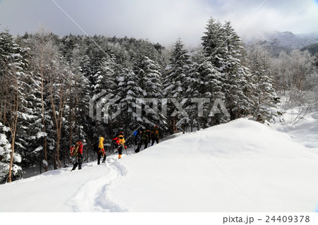 冬の八ヶ岳・赤岳鉱泉付近を行く登山者 冬の八ヶ岳・赤岳鉱泉付近を行く登山者 24409378