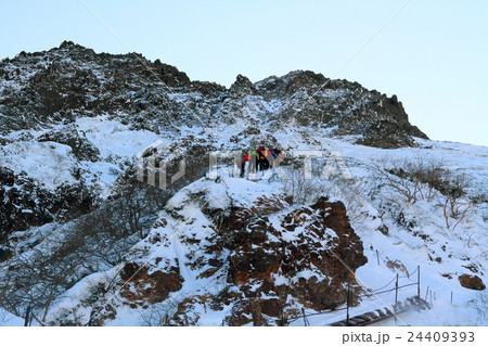 厳冬の八ヶ岳・赤岳へ向かう登山者 24409393