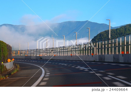 東名高速道路の早朝のカーブ 東名高速道路の早朝のカーブ 24409664