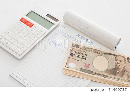 見積書　電卓　お金　ビジネスイメージ　白バック 24409737