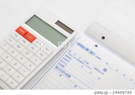 見積書　電卓　ビジネスイメージ　白バック 24409740