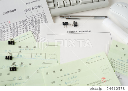 立替精算　領収証　経費　ビジネスシーン　ビジネスイメージ　確定申告　領収書 24410578