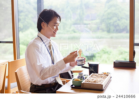 そば屋で昼食をとるビジネスマン 24410666