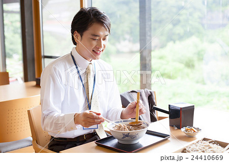 そば屋で昼食をとるビジネスマン 24410669
