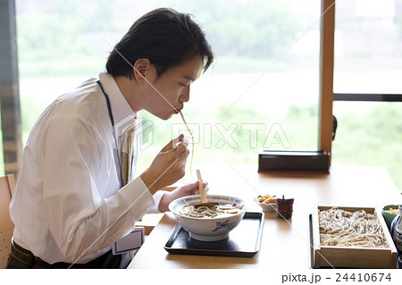 そば屋で昼食をとるビジネスマン そば屋で昼食をとるビジネスマン 24410674
