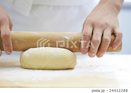 生地を伸ばす手 24412288