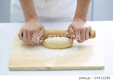 生地を伸ばす手 24412289