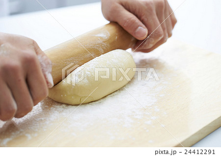 生地を伸ばす手 24412291
