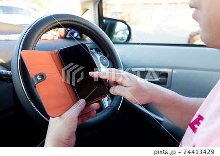 車内でのスマホ操作 24413429