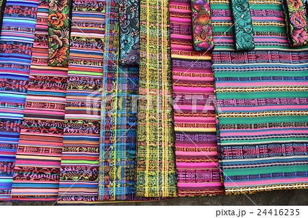 グアテマラ、サンフランシスコエルアルト村の日曜市で売られている伝統衣装用の生地 24416235
