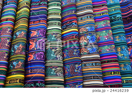 グアテマラ、サンフランシスコエルアルト村の日曜市で売られている伝統衣装用の生地 24416239