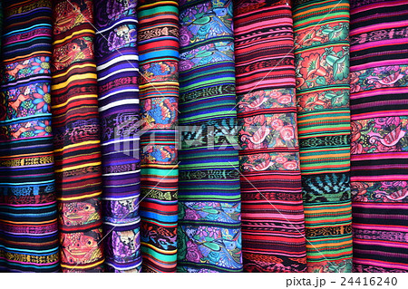 グアテマラ、サンフランシスコエルアルト村の日曜市で売られている伝統衣装用の生地 24416240